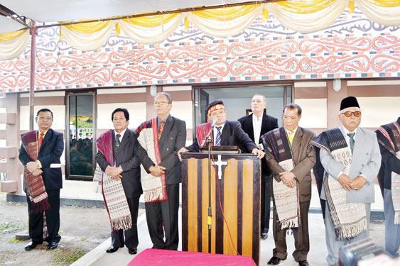 Dewan penasehat Saidi Butarbutar menyampaikan sambutan pada peresmian Ruma Parsantian PARTOBUNA, Sabtu (13/7).